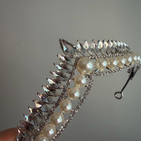 Elegant Pearl and Crystal Headband - Picture 3 of 8